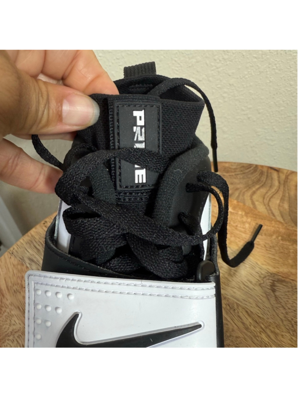 Men's Nike Athletic Shoes 8.5 Black White - Picture 7 of 8